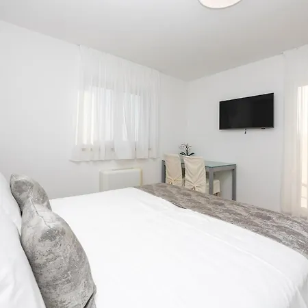 5 Bedroom Lovely In