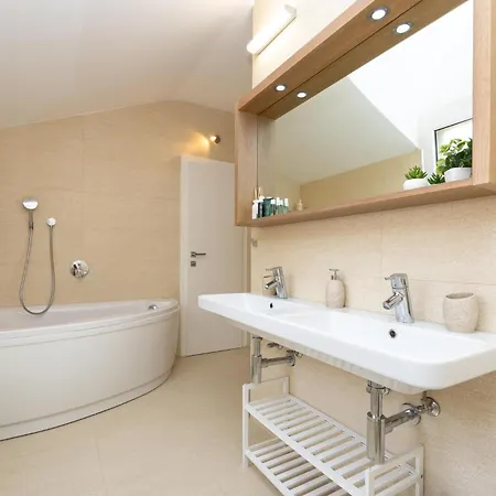 5 Bedroom Lovely In *