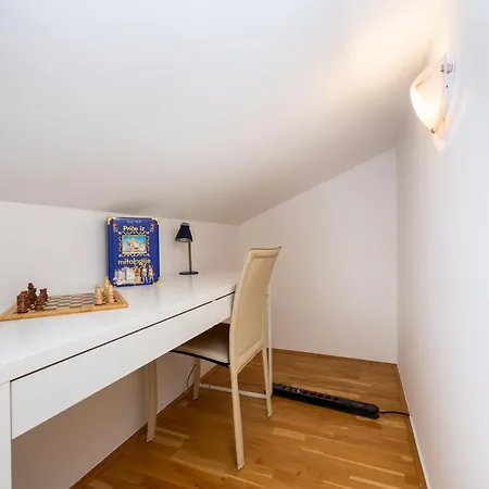 5 Bedroom Lovely In بيت للعطل *