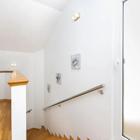 5 Bedroom Lovely In بيت للعطل *