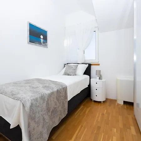 5 Bedroom Lovely In بيت للعطل *