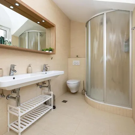 بيت للعطل 5 Bedroom Lovely In Kučine