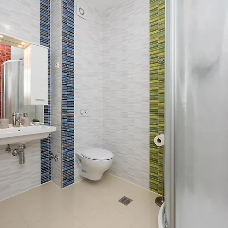 5 Bedroom Lovely In