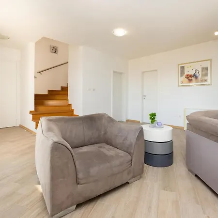 بيت للعطل 5 Bedroom Lovely In