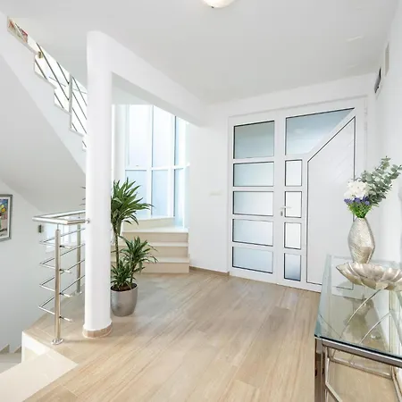5 Bedroom Lovely In *