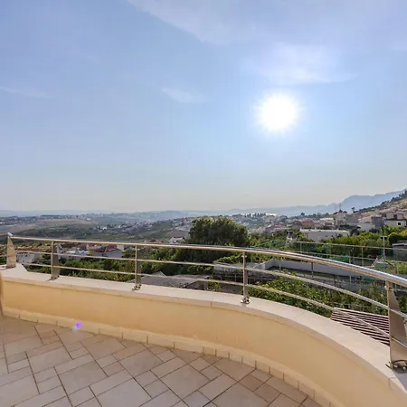 5 Bedroom Lovely In بيت للعطل *