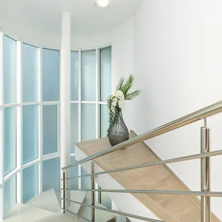 5 Bedroom Lovely In
