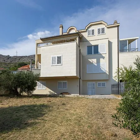 5 Bedroom Lovely In بيت للعطل